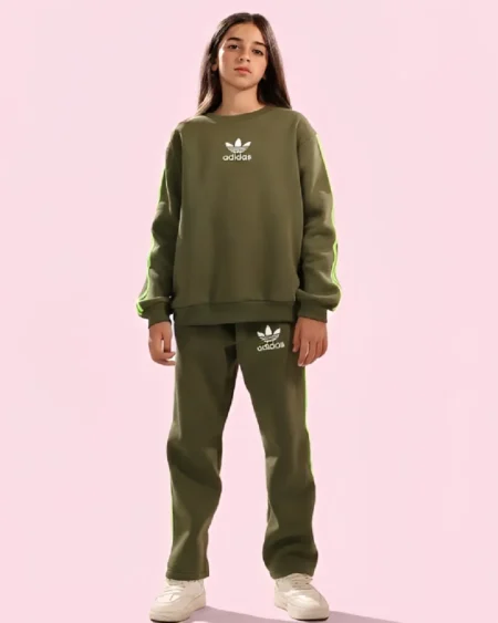 فتاه ترتدي ترنج مبطن بوبرة عالية