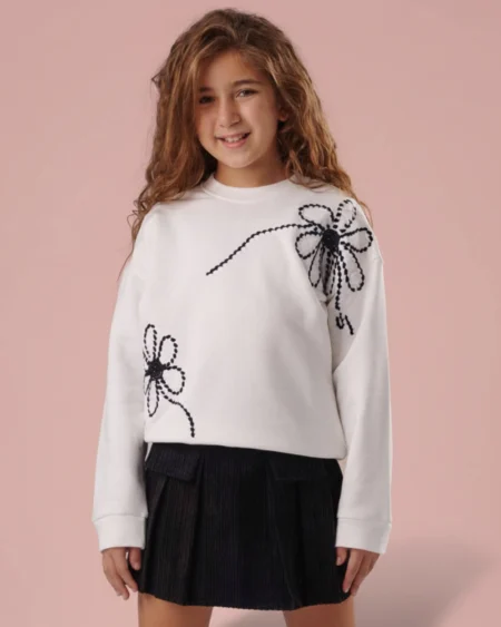 تطريز يدوي راقٍ على سويت شيرت شتوي بناتي.