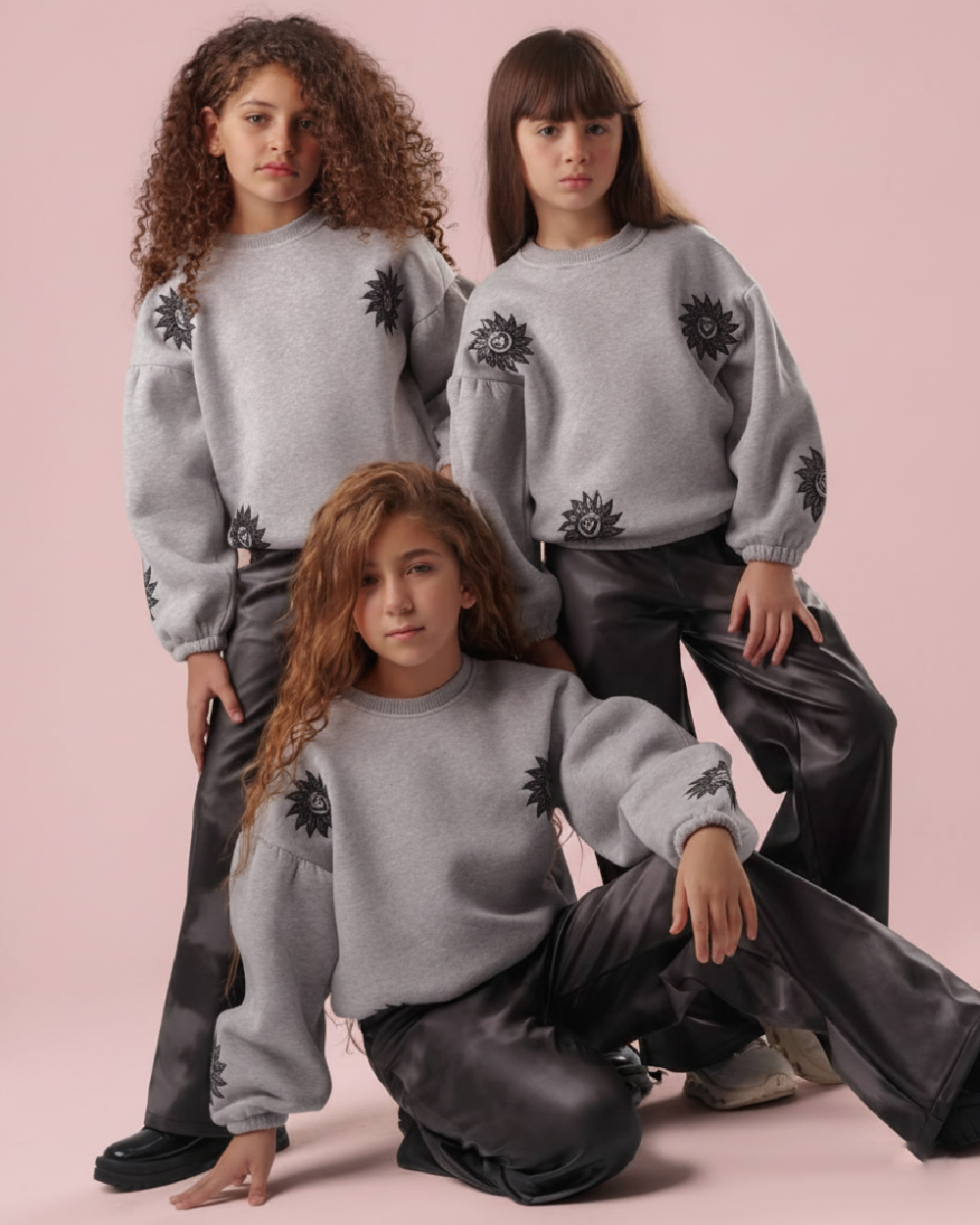 طقم خروج بناتي بناتي سويت شيرت وبنطلون جلد.